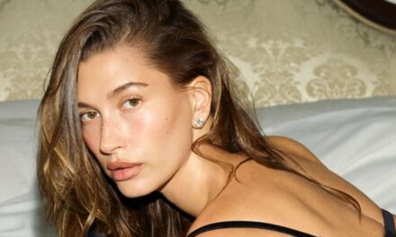 Le look d&rsquo;anniversaire dos nu en cuir de Hailey Bieber est un rêve emo-chic