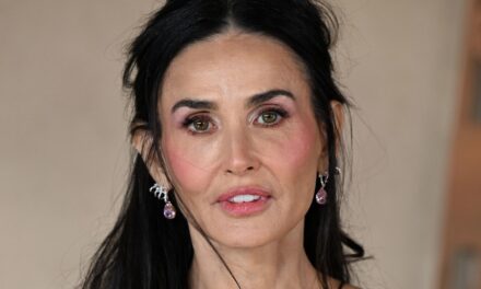 Demi Moore vole la vedette dans une robe brodée à couper le souffle lors de la première de Landman