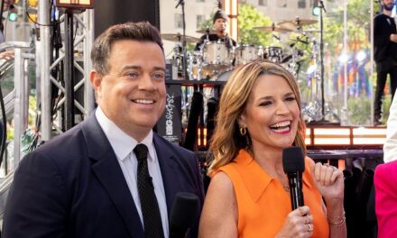 Savannah Guthrie défie Carson Daly pour un commentaire bizarre à l&rsquo;antenne