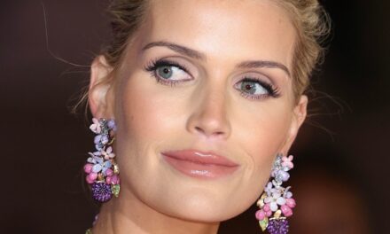 Lady Kitty Spencer est une royale rebelle en robe de Noël « nue »