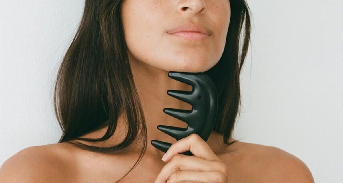 Comment stimuler la croissance des cheveux avec un peigne Gua-sha – et pourquoi il aide également à « adoucir » les rides du visage