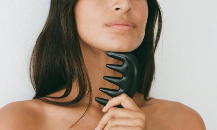 Comment stimuler la croissance des cheveux avec un peigne Gua-sha – et pourquoi il aide également à « adoucir » les rides du visage