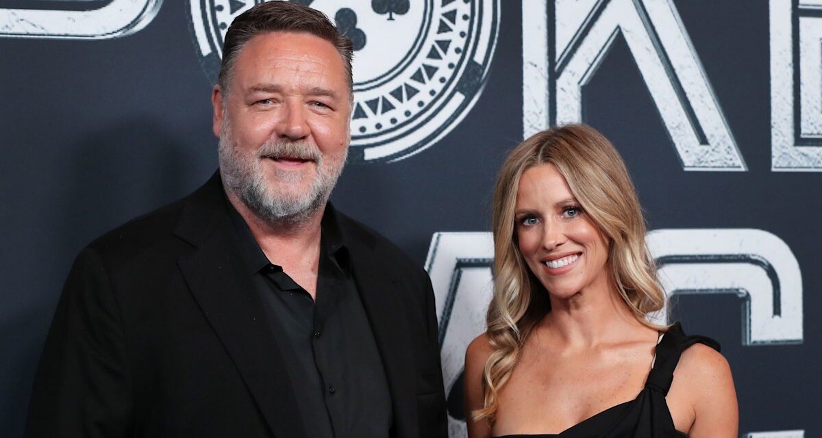 Russell Crowe clarifie l&rsquo;écart d&rsquo;âge entre lui et sa petite amie au milieu d&rsquo;une transformation dramatique