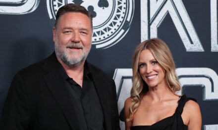 Russell Crowe clarifie l&rsquo;écart d&rsquo;âge entre lui et sa petite amie au milieu d&rsquo;une transformation dramatique