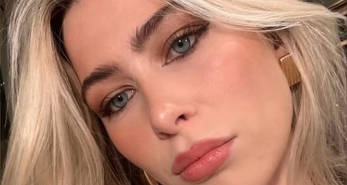 Clémentine, la fille sosie de Claudia Schiffer, 21 ans, étourdit dans un corset plongeant