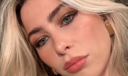 Clémentine, la fille sosie de Claudia Schiffer, 21 ans, étourdit dans un corset plongeant