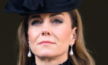 L&rsquo;hommage « miniature » de la princesse Kate au défunt grand-père lors d&rsquo;une sombre sortie