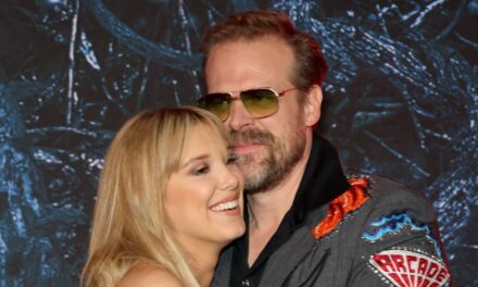 Millie Bobby Brown éblouit dans une robe en dentelle alors qu&rsquo;elle et David Harbour se réunissent sur le tapis rouge de Stranger Things