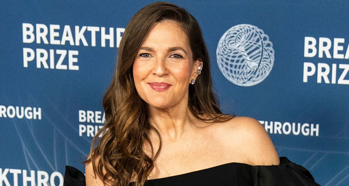 REGARDER Drew Barrymore téléphoner à son célèbre ex en direct à l&rsquo;antenne : « Je t&rsquo;aime »