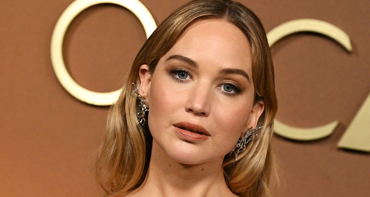 La robe drapée à épaules dénudées de Jennifer Lawrence est la robe de mariée ultime pour les futures mariées cool-girl