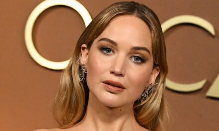 La robe drapée à épaules dénudées de Jennifer Lawrence est la robe de mariée ultime pour les futures mariées cool-girl
