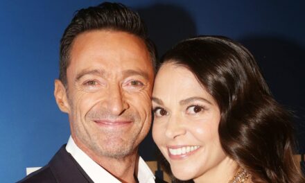 Hugh Jackman le rend officiel avec sa petite amie « magique » Sutton Foster
