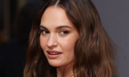 Le bikini baigné de soleil de Lily James fait suinter l&rsquo;énergie d&rsquo;une fille de plage.
