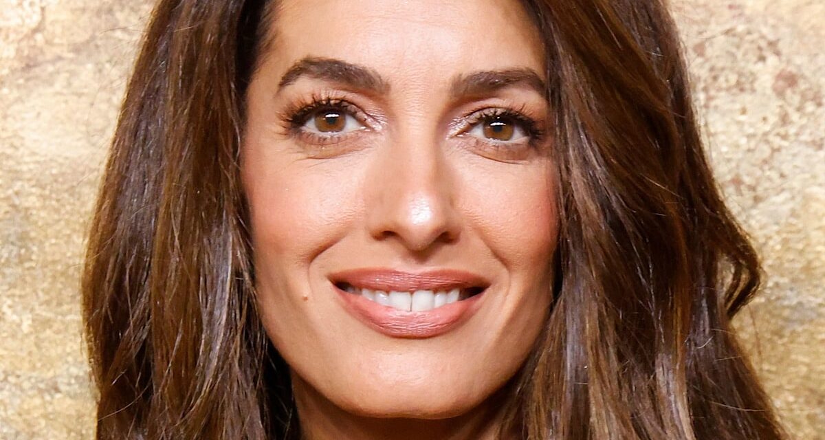 La robe nue d&rsquo;Amal Clooney par Dior est la tenue transparente la plus élégante de tous les temps