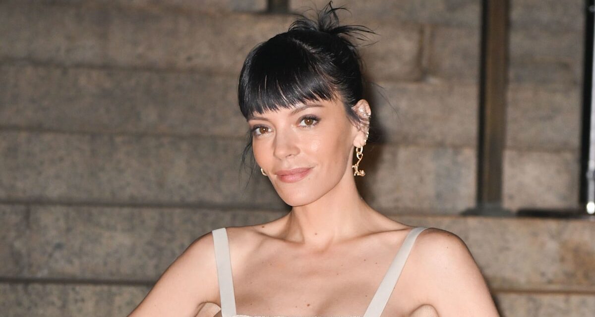 Lily Allen entre dans son ère de mode It-girl dans une robe corset plongeante pour ses débuts sur le podium