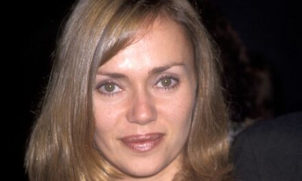 La star de Weird Science éblouit avec son apparence intemporelle lors d&rsquo;une sortie discrète