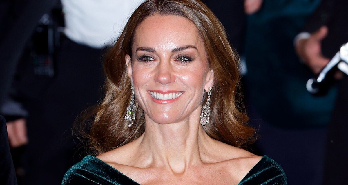 Les créateurs derrière la robe Royal Variety à 2 000 $ de la princesse Kate révèlent quand elle sera de nouveau en stock – exclusif