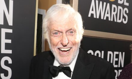 Dick Van Dyke dit qu&rsquo;il « cherche toujours du travail » à l&rsquo;approche de son 100e anniversaire