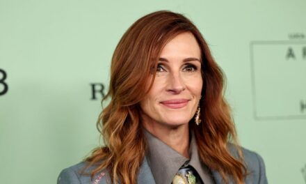 Julia Roberts partage une photo de maison inédite montrant les jumeaux Hazel et Phinnaeus alors qu&rsquo;ils réunissent la famille pour leur 21e anniversaire