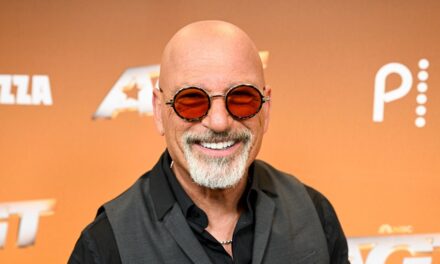 Howie Mandel est méconnaissable avec ses longs cheveux bouclés sur les photos incontournables de son 70e anniversaire