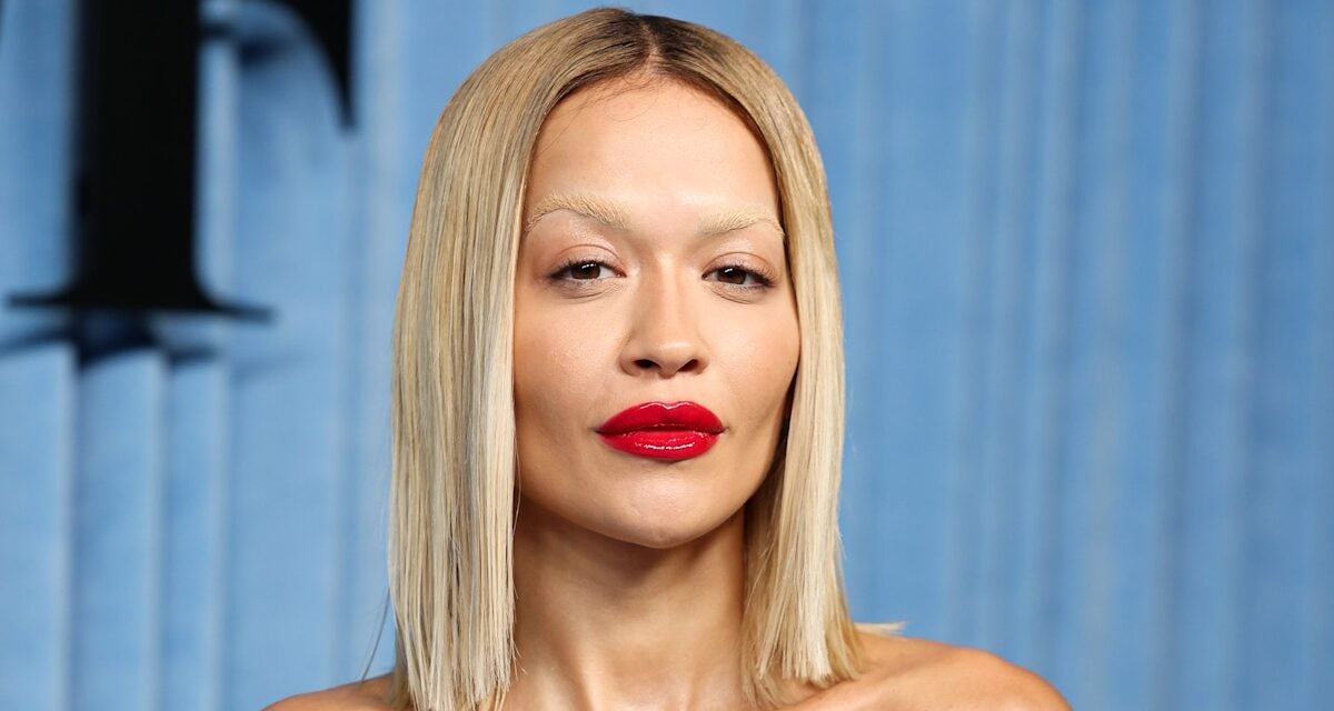 Le haut court et la jupe bulle de Rita Ora sont la perfection de la saison des fêtes