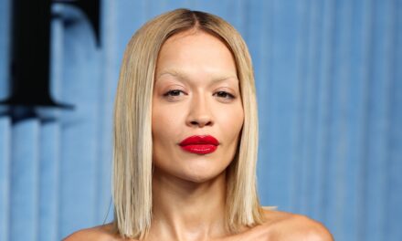 Le haut court et la jupe bulle de Rita Ora sont la perfection de la saison des fêtes