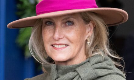 La duchesse Sophie apporte un « polissage discret » à une tenue élégante assortie à son mari