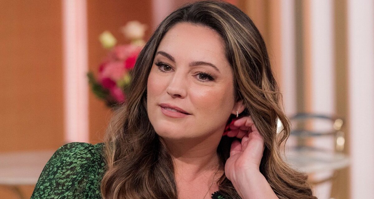 Kelly Brook brise le silence sur sa rupture avec le célèbre ex-fiancé dont elle est « tombée amoureuse » – regardez