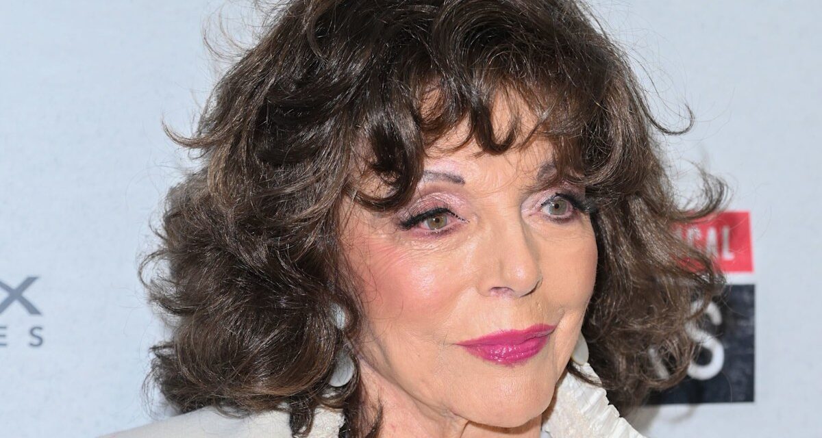 Dame Joan Collins, 92 ans, est une marraine adorée – dans la robe à cape la plus incroyable