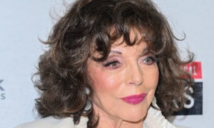 Dame Joan Collins, 92 ans, est une marraine adorée – dans la robe à cape la plus incroyable