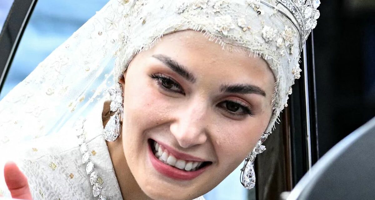 La princesse Anisha Rosnah de Brunei est la belle du bal dans une robe d&rsquo;anniversaire de Victoria Beckham