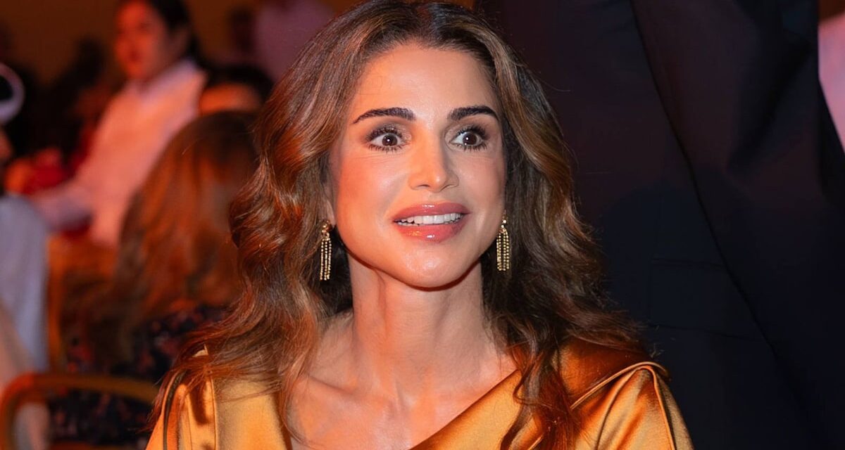 La reine Rania de Jordanie fait une apparition « à fort impact » dans un deux-pièces métallique inhabituel