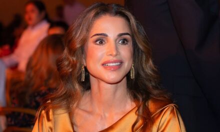 La reine Rania de Jordanie fait une apparition « à fort impact » dans un deux-pièces métallique inhabituel