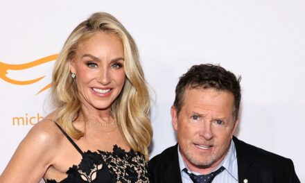 Michael J. Fox rejoint ses quatre enfants sur le tapis rouge après l&rsquo;anniversaire de la famille et les célébrations du mariage