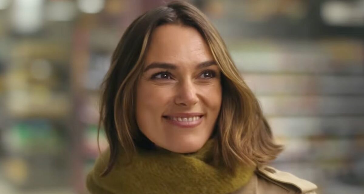 Keira Knightley porte une écharpe verte à 29 £ dans la nouvelle publicité de Noël de Waitrose – et c&rsquo;est maintenant tendance