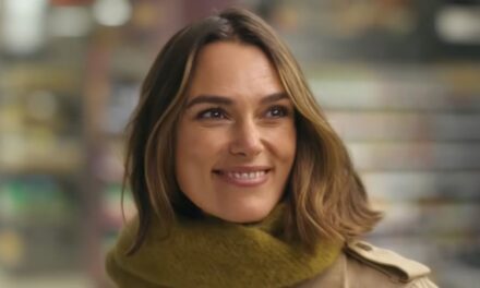 Keira Knightley porte une écharpe verte à 29 £ dans la nouvelle publicité de Noël de Waitrose – et c&rsquo;est maintenant tendance