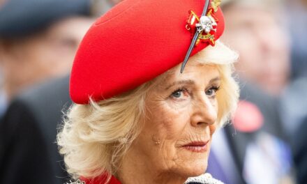 La reine Camilla ajoute un crâne de 10 000 £ à sa tenue – emprunté à feu la reine
