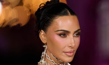 Kim Kardashian fond en larmes suite à son échec à l&rsquo;examen du barreau – regardez