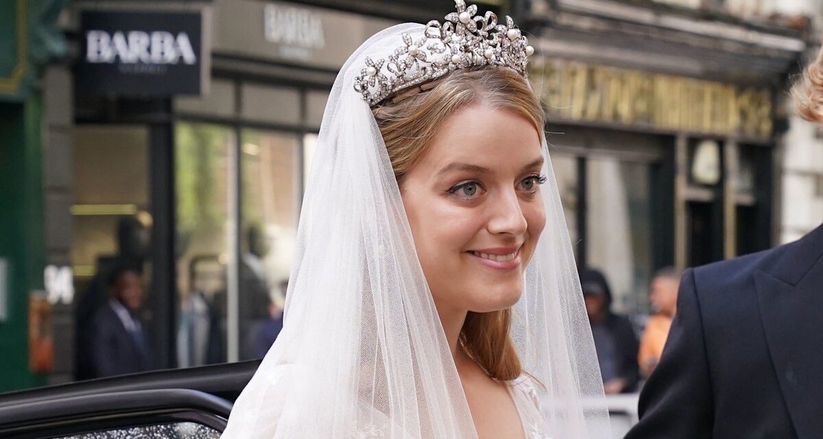 Le cousin de la reine Elizabeth II réinvente sa tenue de mariage avec une robe en soie Cendrillon