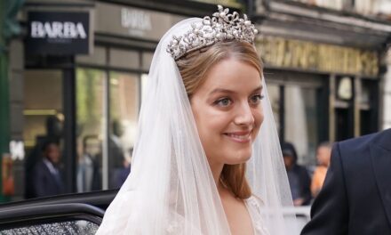 Le cousin de la reine Elizabeth II réinvente sa tenue de mariage avec une robe en soie Cendrillon