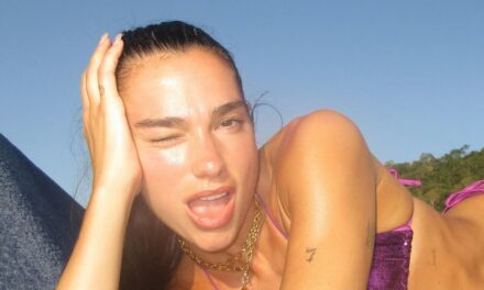 Dua Lipa présente un corps incroyable dans un petit bikini sur des photos de vacances baignées de soleil