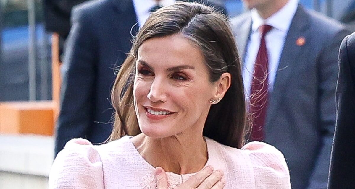La reine Letizia canalise la « vitalité » dans une robe midi rose Barbie directement sortie du podium