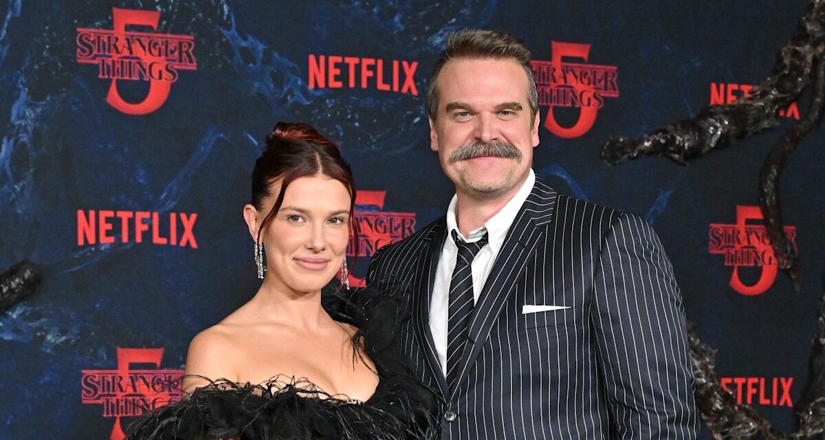 Millie Bobby Brown brise le silence sur sa relation avec David Harbour, co-star de Stranger Things