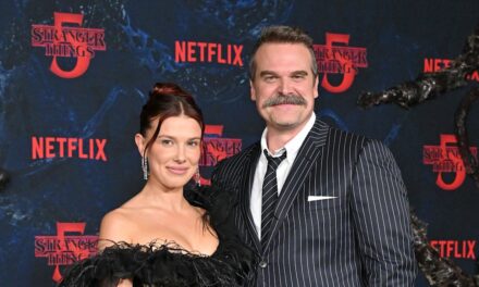 Millie Bobby Brown brise le silence sur sa relation avec David Harbour, co-star de Stranger Things
