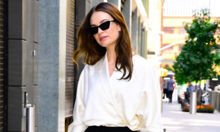 Lily James affiche un style nonchalant de fille de plage dans une chemise de petit ami