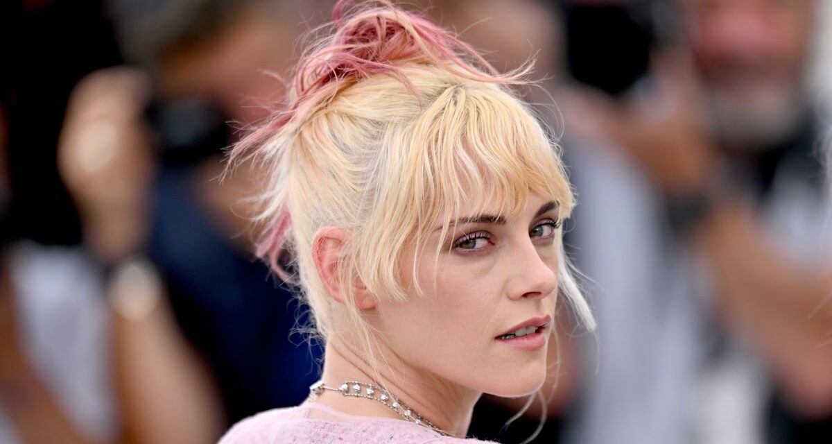 La robe en dentelle entièrement transparente de Kristen Stewart marque le retour inattendu de cette tendance de sous-vêtements de l&rsquo;an 2000