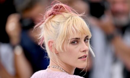 La robe en dentelle entièrement transparente de Kristen Stewart marque le retour inattendu de cette tendance de sous-vêtements de l&rsquo;an 2000