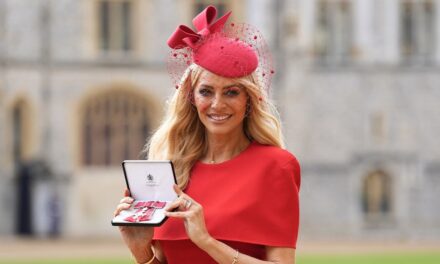 Tess Daly de Strictly reçoit le « plus grand honneur » du roi Charles au château de Windsor – meilleures photos