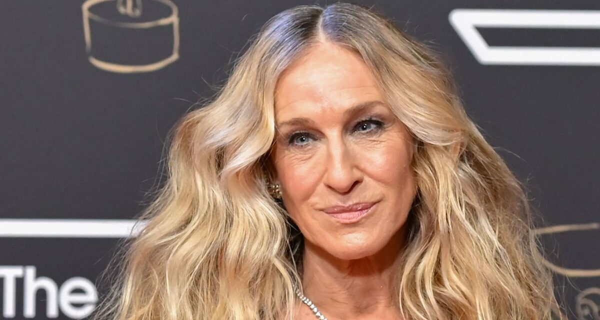 Sarah Jessica Parker prend Londres d&rsquo;assaut en robe de bal Bridgerton et en talons gratte-ciel