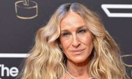 Sarah Jessica Parker prend Londres d&rsquo;assaut en robe de bal Bridgerton et en talons gratte-ciel